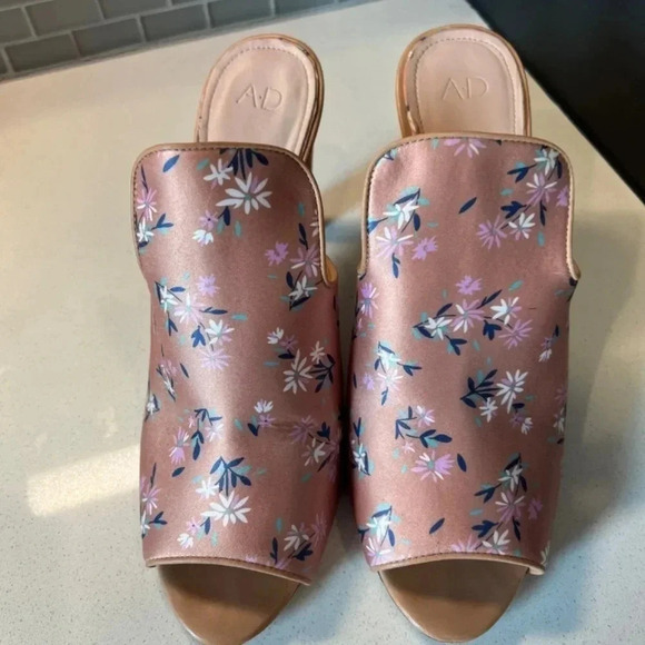 Gently worn, very comfortable, and to with anything size 10 heel size 3” sandals - Picture 5 of 6